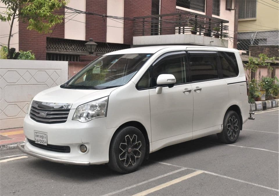 Toyota X-Noah (2012-14) - Image 1